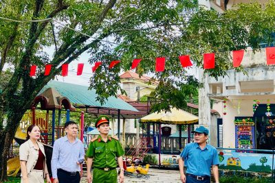 TRƯỜNG MẦM NON THỊ TRẤn CHỢ CHÙA PHỐI HỢP VỚI LỰC LƯỢNG CÔNG AN VÀ DÂN QUÂN XÃ PHÒNG, CHỐNG BÃO SỐ 13